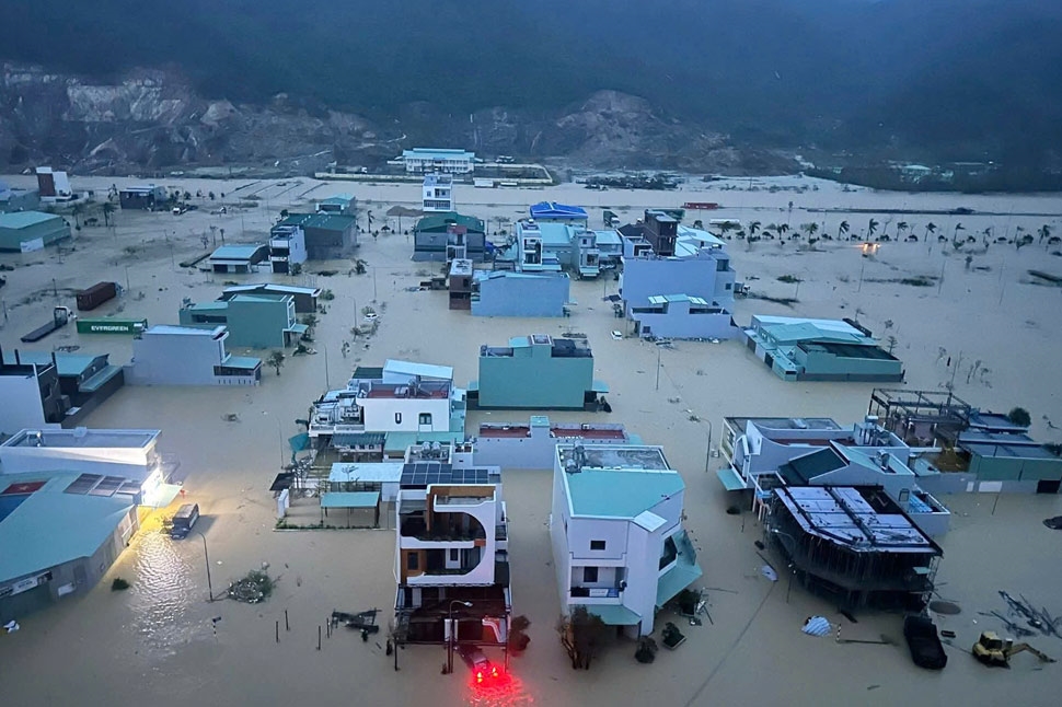 Nhiều nhà dân ở khu vực phường Quy Nhơn ngập sâu trong nước. Ảnh S.T