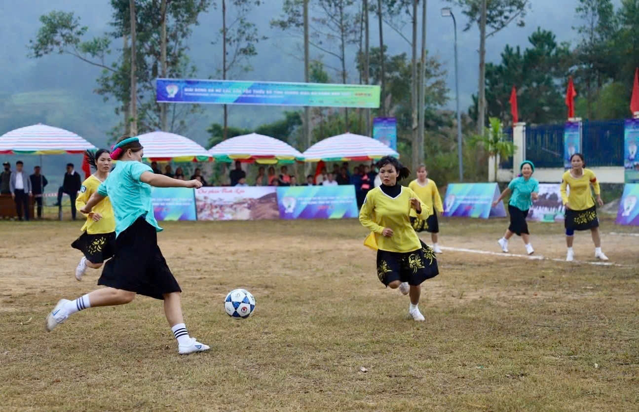 Mỗi đội bóng ra sân với 7 cầu thủ nữ DTTS