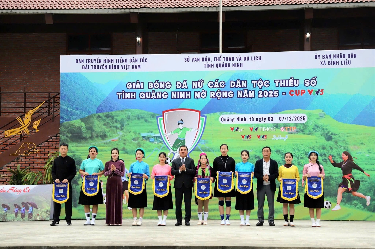 Ban tổ chức trao cờ lưu niệm cho trọng tài và các đội thi