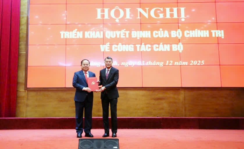 Bí thư Trung ương Đảng, Trưởng Ban Tổ chức Trung ương Lê Minh Hưng trao Quyết định cho tân Bí thư Tỉnh ủy Quảng Ninh Quản Minh Cường