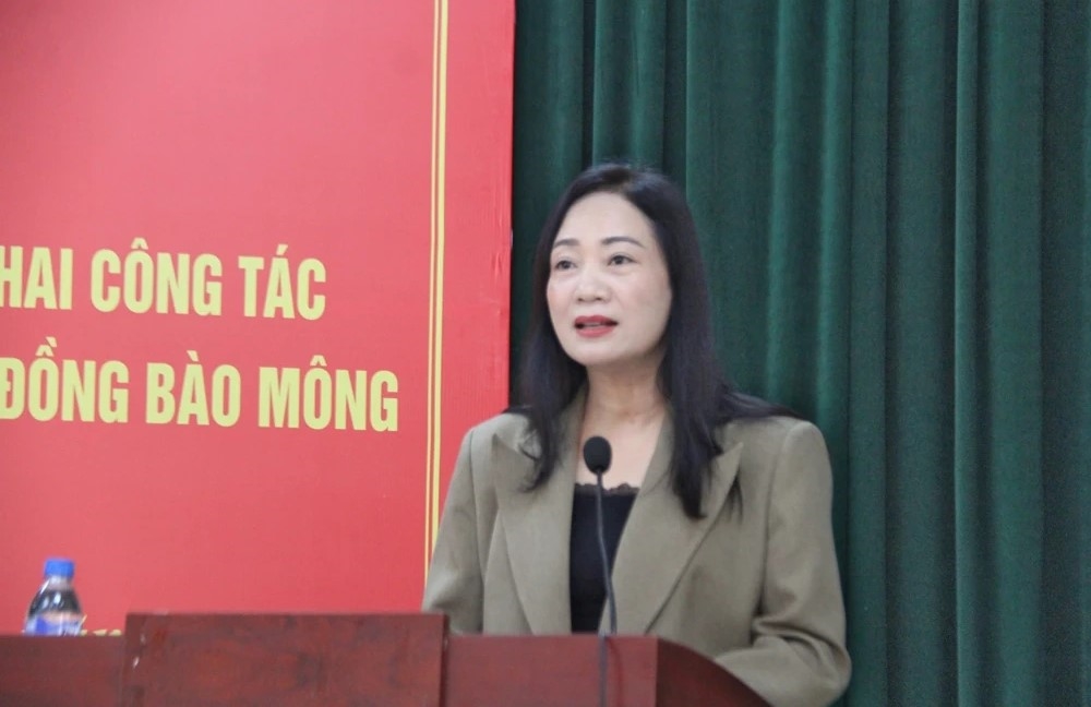 Bà Vũ Thị Hương, Tỉnh ủy viên, Giám đốc Sở Dân tộc và Tôn giáo tỉnh phát biểu tại hội nghị.