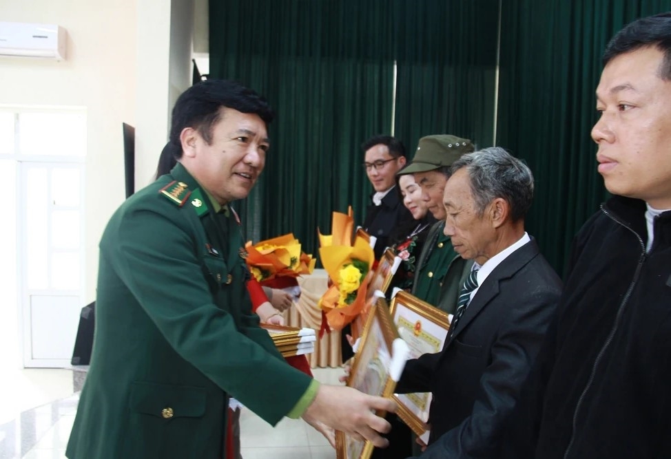 Đại diện Ban Chỉ huy Bộ đội Biên phòng tỉnh trao Bằng khen của Chủ tịch UBND tỉnh Thanh Hóa cho các cá nhân có thành tích xuất sắc trong thực hiện Kế hoạch số 60 giai đoạn 2021-2025.