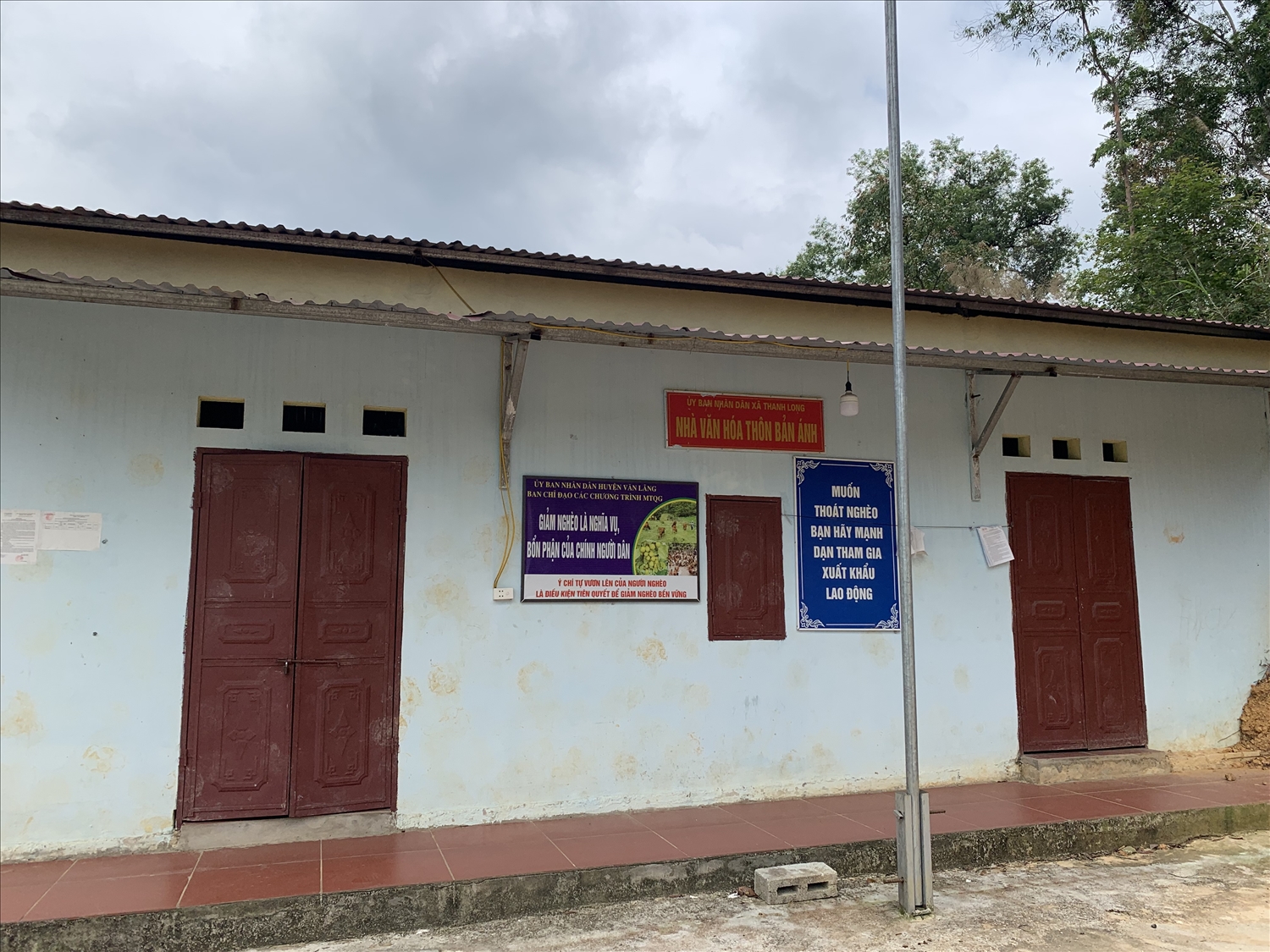 Hiện nay, tại tất cả các nhà văn hóa thôn trên địa bàn xã đều được trang bị pa nô tuyên truyền nâng cao nhận thức về công tác giảm nghèo.