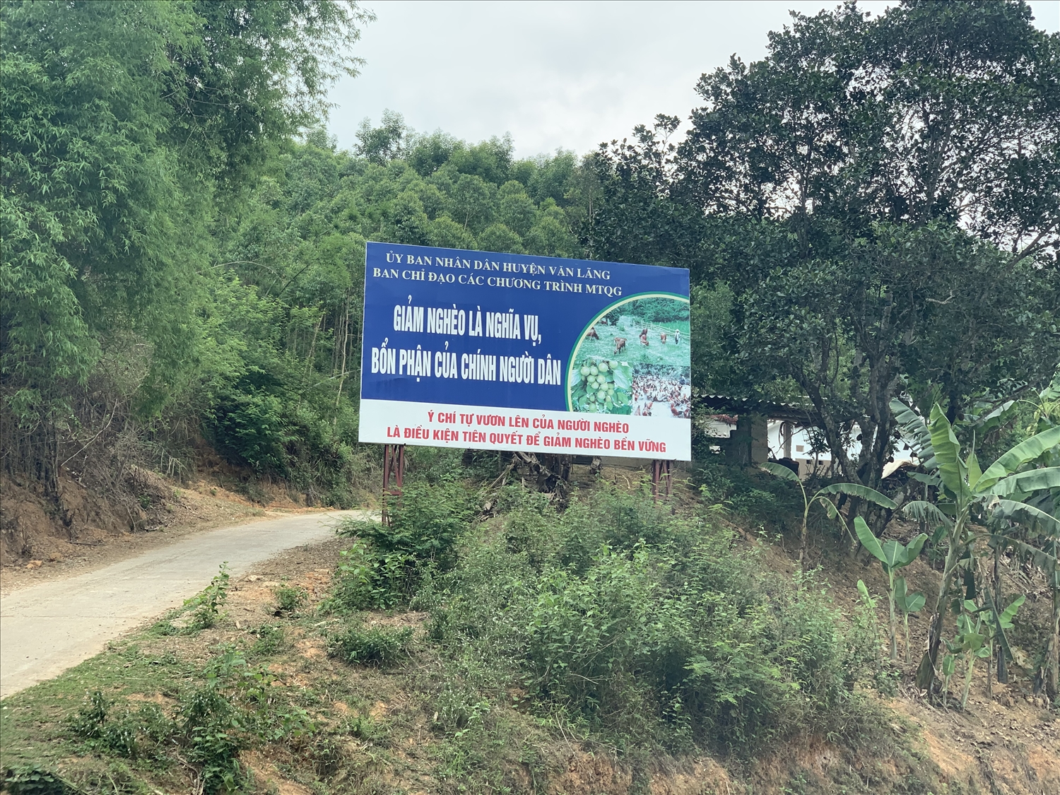 Pano tuyên truyền giảm nghèo được đặt tại vị trí dễ quan sát với khẩu hiệu dễ nhớ, dễ thuộc góp phần nâng cao nhận thức của người dân trong công tác giảm nghèo.