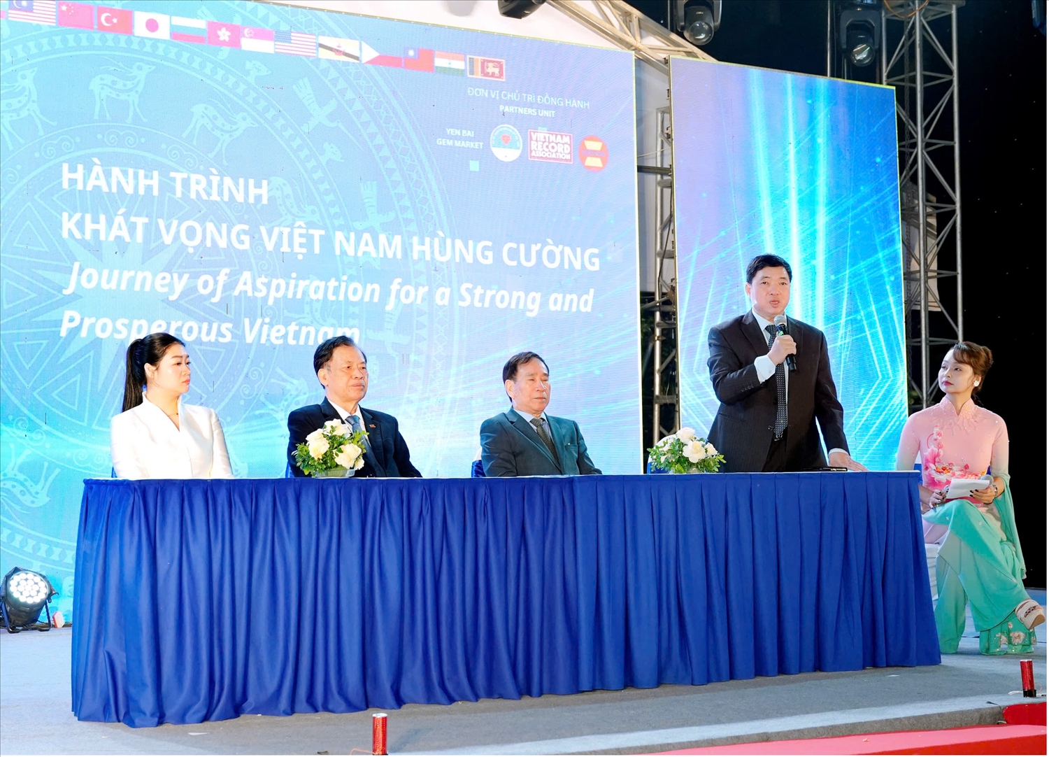 Các đại biểu tại Lễ ra mắt Chương trình