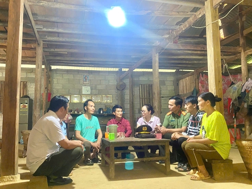 Cán bộ tuyên truyền cho người dân phòng ngừa tảo hôn tỉnh Cao Bằng. (Ảnh minh họa)