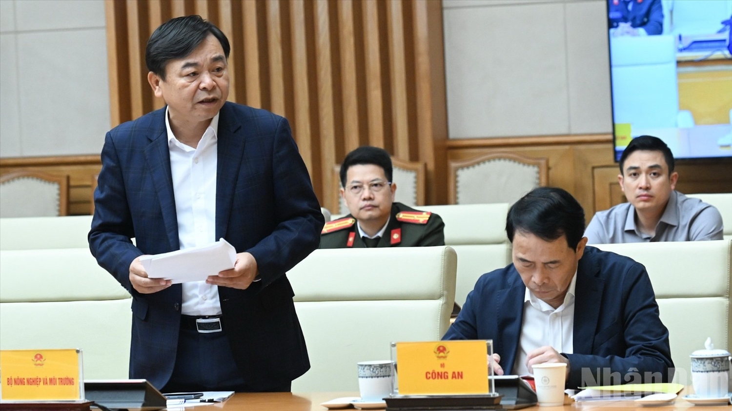 Lãnh đạo Bộ Nông nghiệp và Môi trường báo cáo Thủ tướng Chính phủ tại hội nghị sơ kết. (Ảnh: TRẦN HẢI)