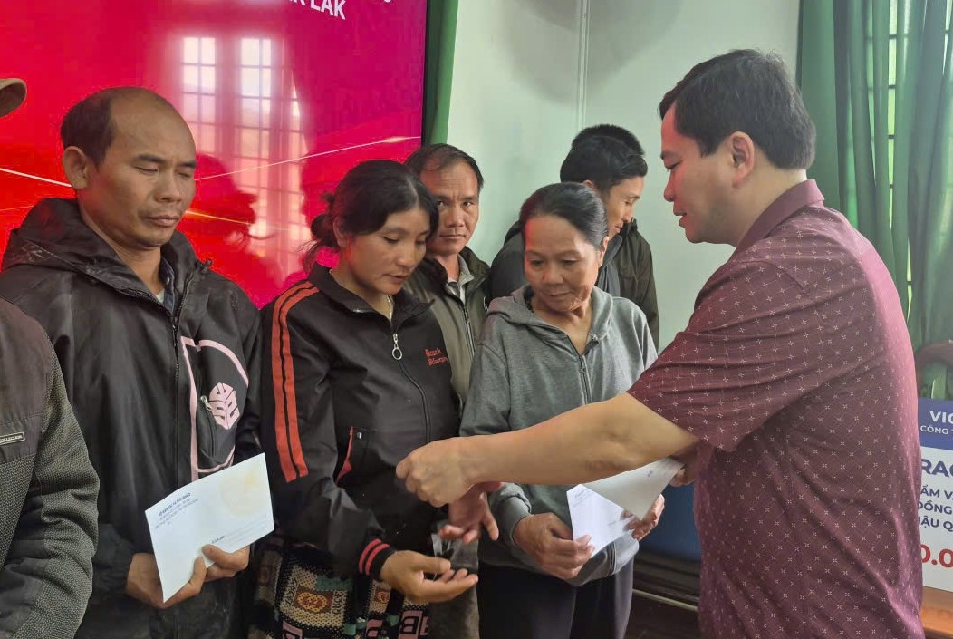 Phó Vụ trưởng Vụ Công tác dân tộc, tôn giáo Trần Tuấn Anh trao quà các hộ dân
