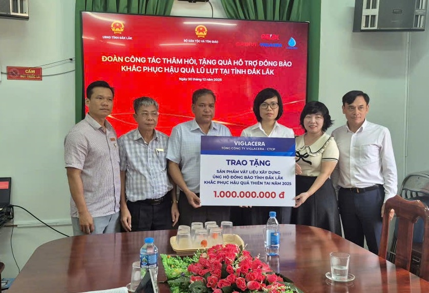 Đoàn công tác trao bảng tượng trưng cho Sở Dân tộc và Tôn giáo trao quà cho các hộ dân bị thiệt hại do lũ lụt trên địa bàn tỉnh