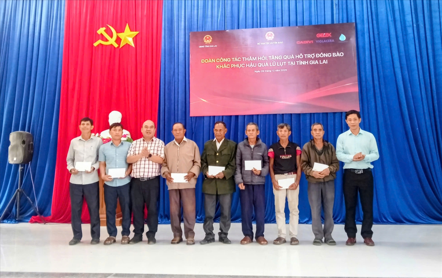 Đoàn công tác trao quà cho Người có uy tín xã Pờ Tó