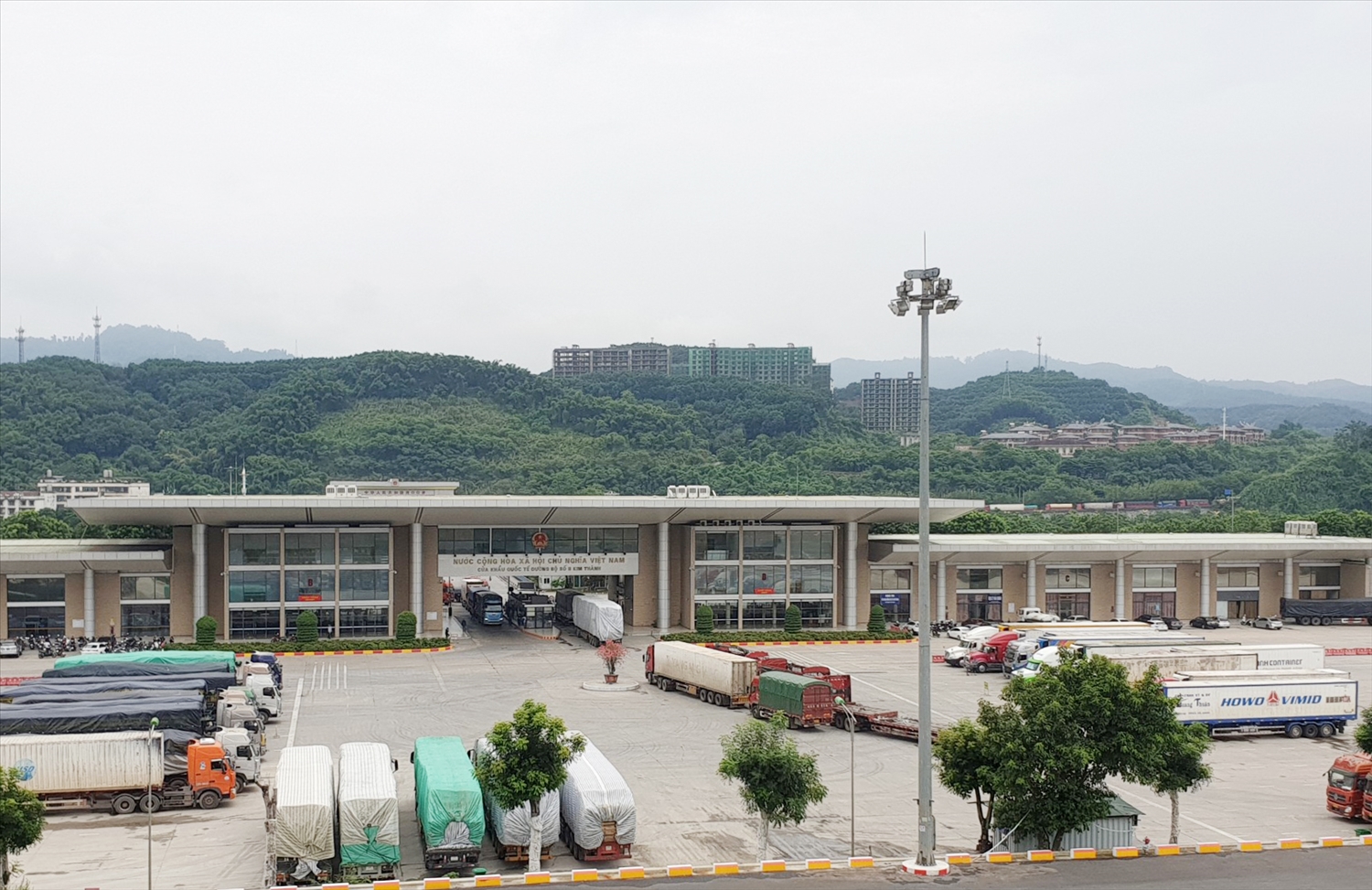 Các hoạt động xuất nhập khẩu diễn ra tại cửa khẩu Kim Thành