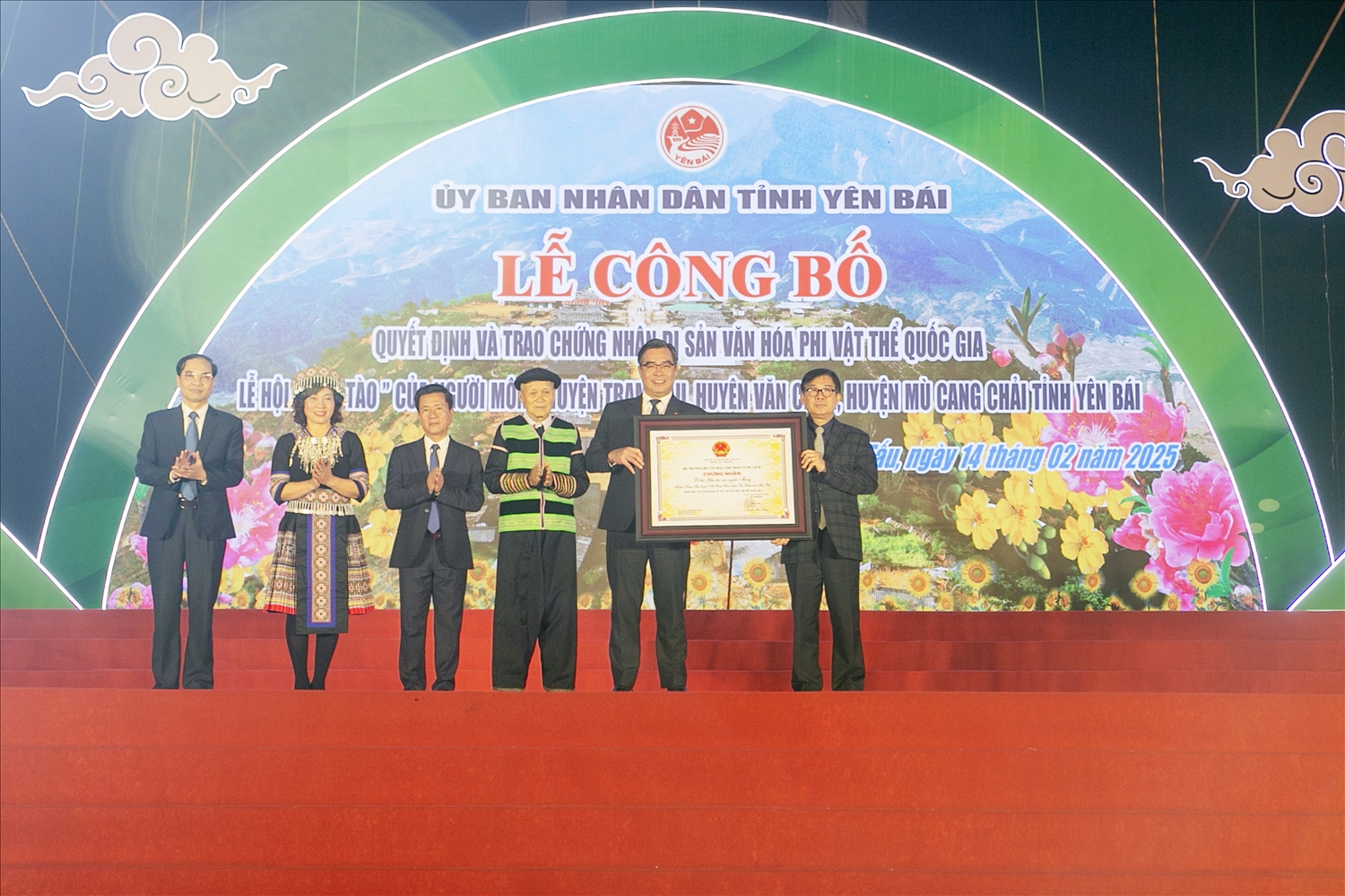 Ông Nông Quốc Thành - Phó Cục trưởng Cục Di sản Văn hóa trao Bằng chứng nhận cho ông Nông Việt Yên - Giám đốc Sở Văn hóa, Thể thao và Du lịch tỉnh cùng đại diện cộng đồng chủ thể Di sản văn hóa phi vật thể Quốc gia Lễ Hội “Gàu Tào”