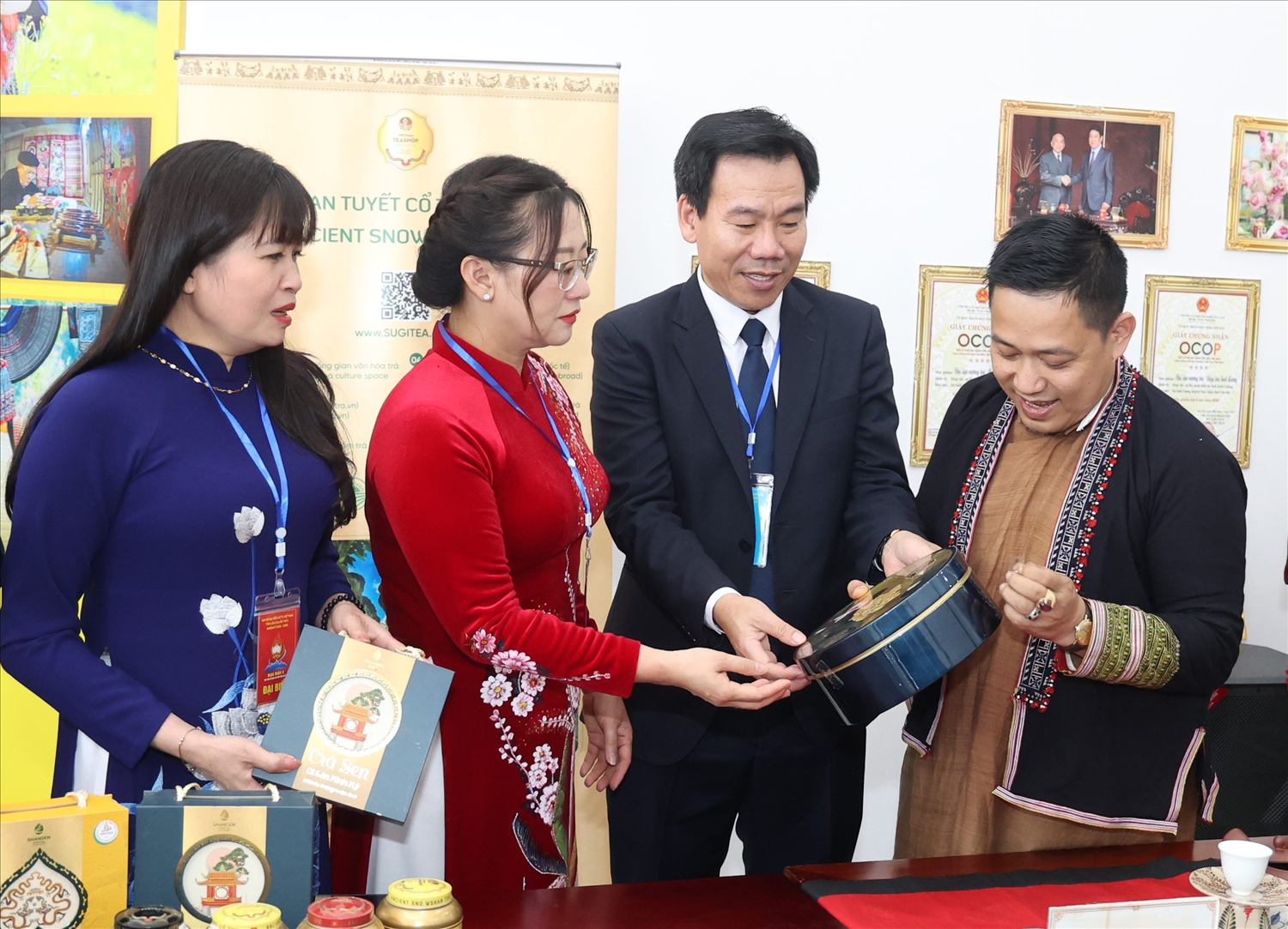 Đặc biệt, thành công của chương trình còn nằm ở sự minh bạch và công khai. Bà Giàng Thị Dung (áo đỏ), Phó Bí thư Tỉnh ủy, Chủ tịch Ủy ban MTTQ tỉnh Lào Cai khẳng định, quy trình rà soát “rõ người, rõ việc, rõ trách nhiệm” cùng sự giám sát chặt chẽ của Mặt trận Tổ quốc đã đảm bảo mỗi đồng hỗ trợ đều đến đúng đối tượng, hạn chế tối đa tiêu cực. Chính cơ chế giám sát này đã củng cố mạnh mẽ niềm tin của Nhân dân vào chủ trương, chính sách nhân văn của Đảng và Nhà nước.