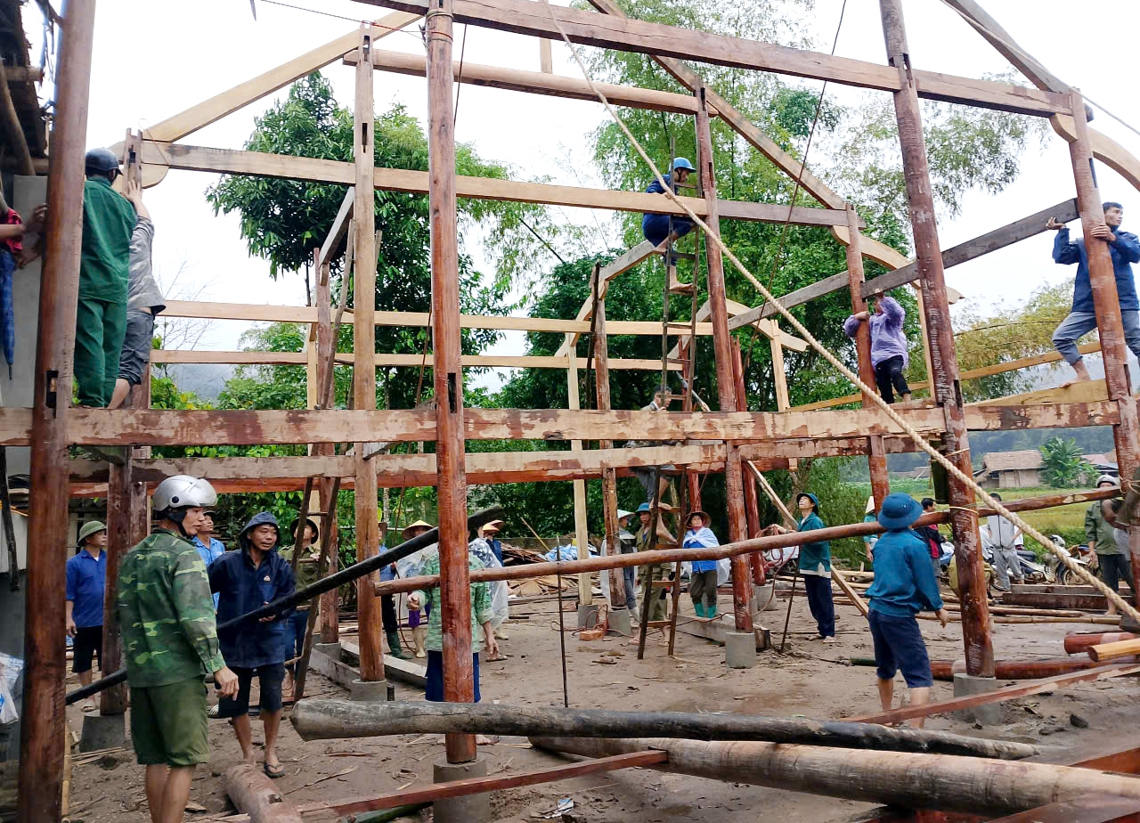  Không khí lao động khẩn trương tại xã Nghĩa Đô, nơi cộng đồng cùng chung tay hoàn thiện những ""mái ấm nghĩa tình", đảm bảo bà con có nhà mới đón Tết