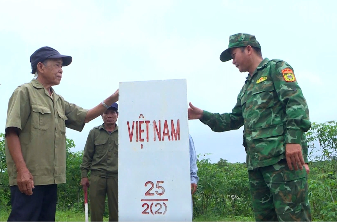 Già làng Ksor Bơng cùng với cán bộ chiến sĩ Đồn Biên phòng Ia O tuần tra cột móc biên cương. (Ảnh: P.H)