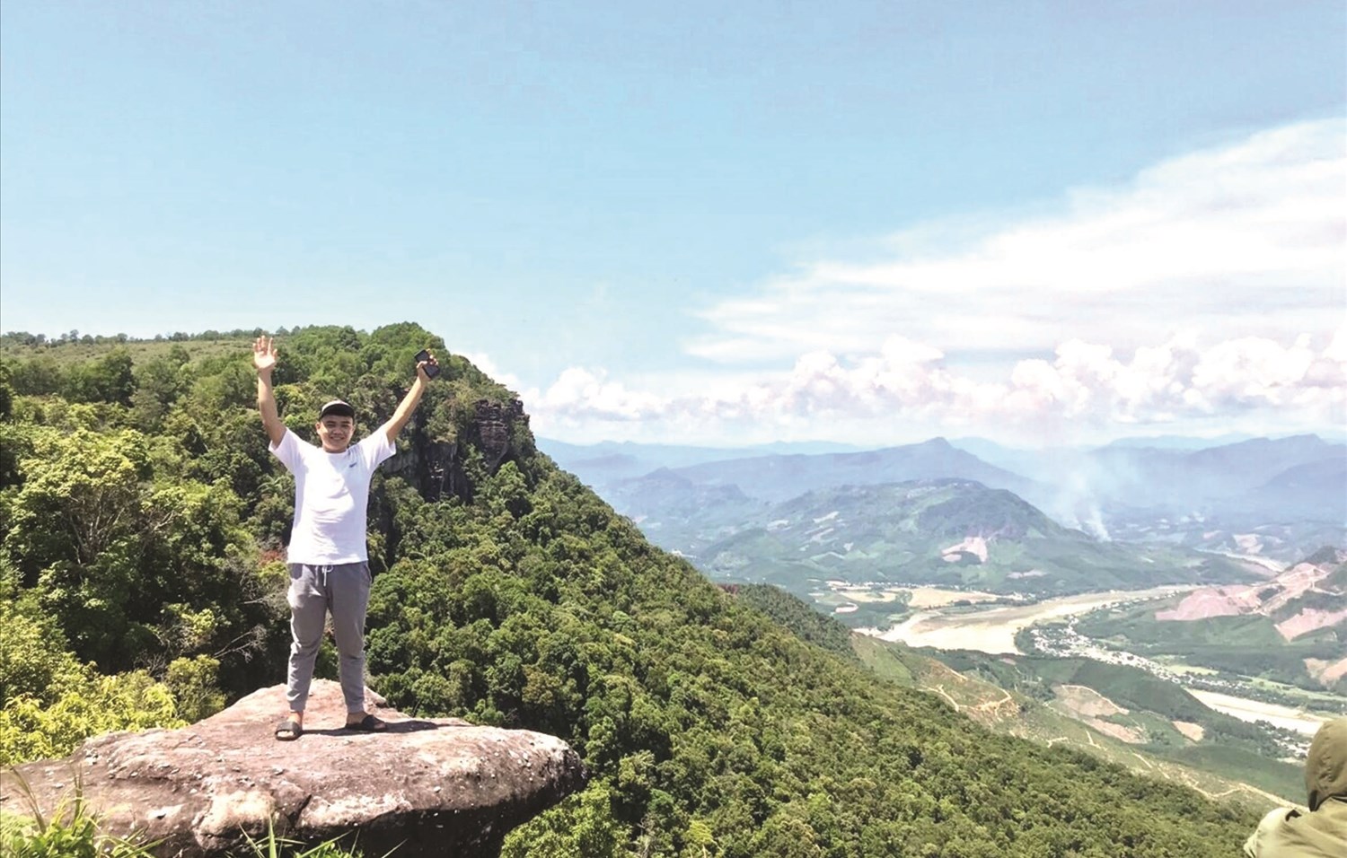 Du khách check in tại thắng cảnh Bằng Am