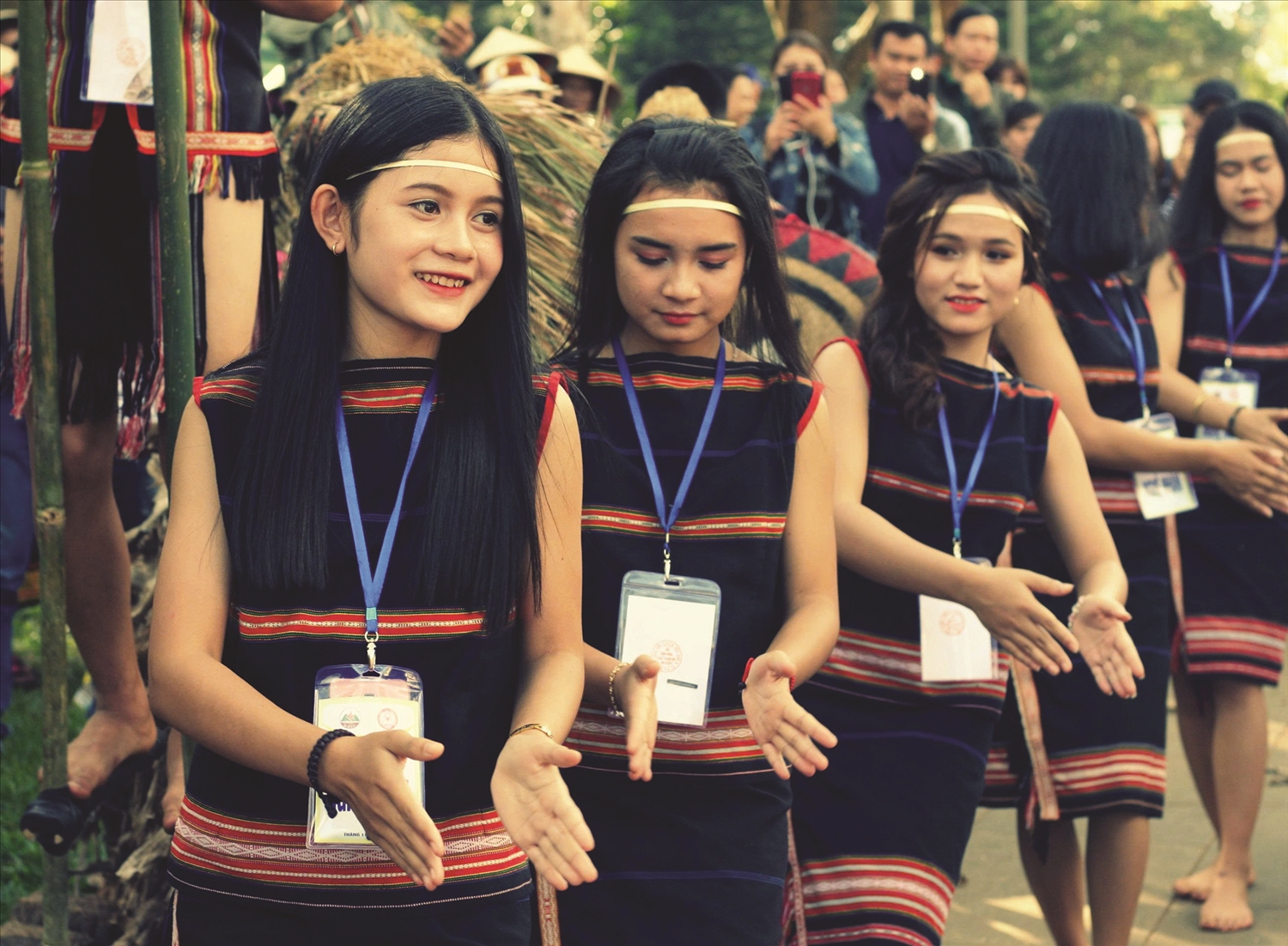 Các nghệ nhân trẻ tuổi dân tộc Gia Rai ở Gia Lai tiếp nối truyền thống văn hóa của cha ông