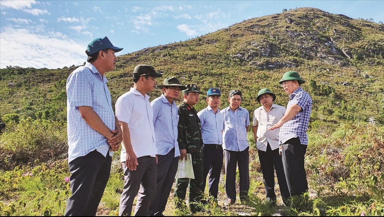 Lãnh đạo UBND tỉnh Quảng Nam cũ trong một chuyến khảo sát Bằng Am. Ảnh TL