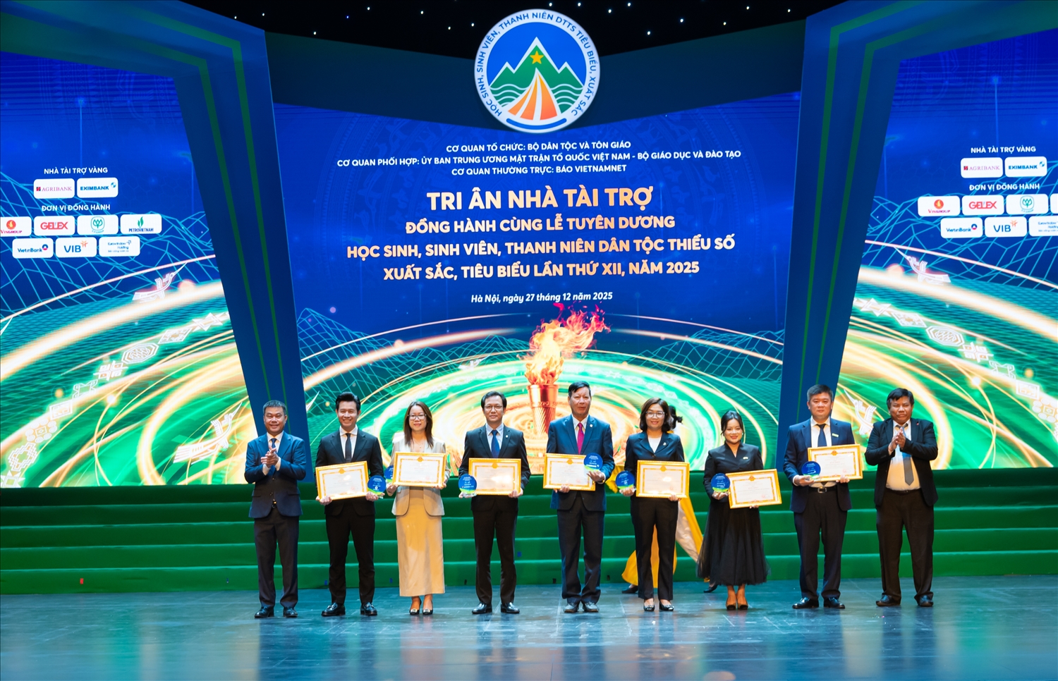 Đại diện Agribank, bà Từ Thị Kim Thanh - Thành viên Hội đồng thành viên (thứ tư từ phải sang) nhận Bằng khen và Kỷ niệm chương tri ân Nhà tài trợ Vàng của Ban Tổ chức