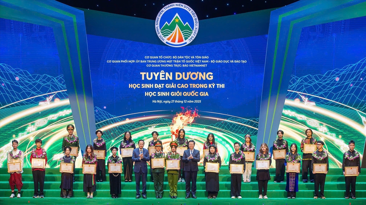 Phó Thủ tướng Mai Văn Chính và Bộ trưởng Bộ Dân tộc và Tôn giáo Đào Ngọc Dung trao bằng khen cho các em học sinh đạt giải cao trong kỳ thi học sinh giỏi quốc gia