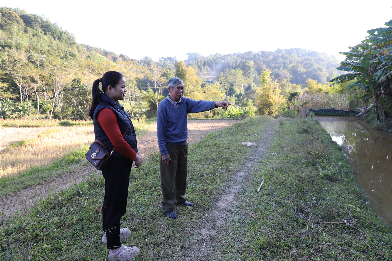 Người có uy tín Lý Đức Mạ, thôn Yên Hùng hiến đất ruộng làm đường đi của xóm