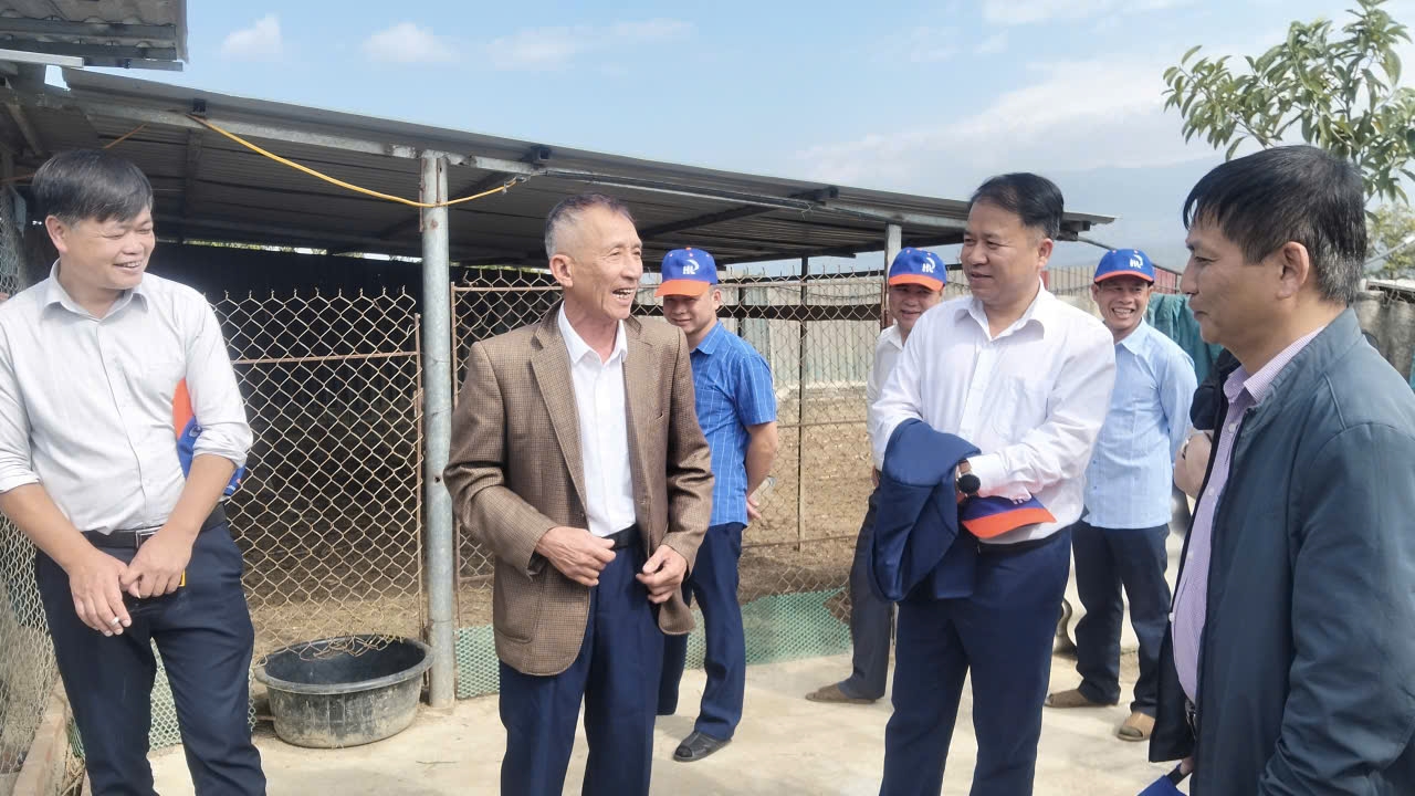 Các chế độ, chính sách đối với người có uy tín theo quy định của Nhà nước như: thăm hỏi, tặng quà vào dịp lễ, Tết, cung cấp thông tin, tổ chức tham quan, học tập kinh nghiệm… được triển khai đầy đủ, kịp thời