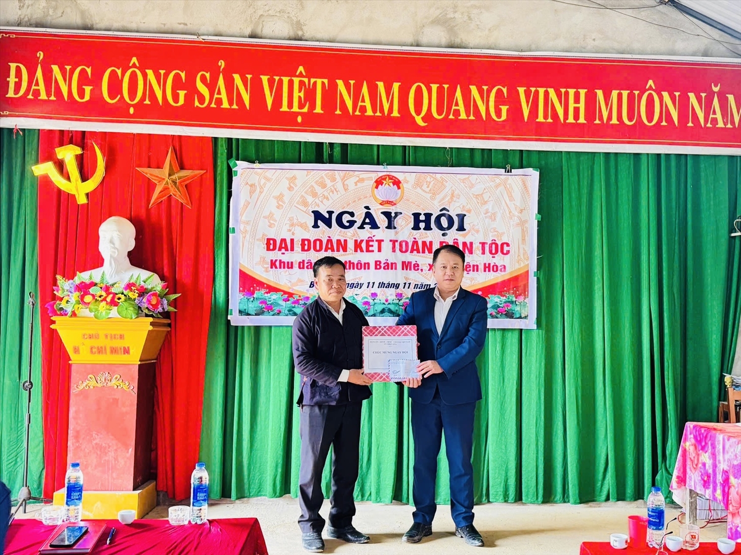 Chủ tịch UBND xã Thiện Hoà, Hoàng Đình Hiển tặng quà cho Người có uy tín tại Ngày hội đại đoàn kết toàn dân tộc 
