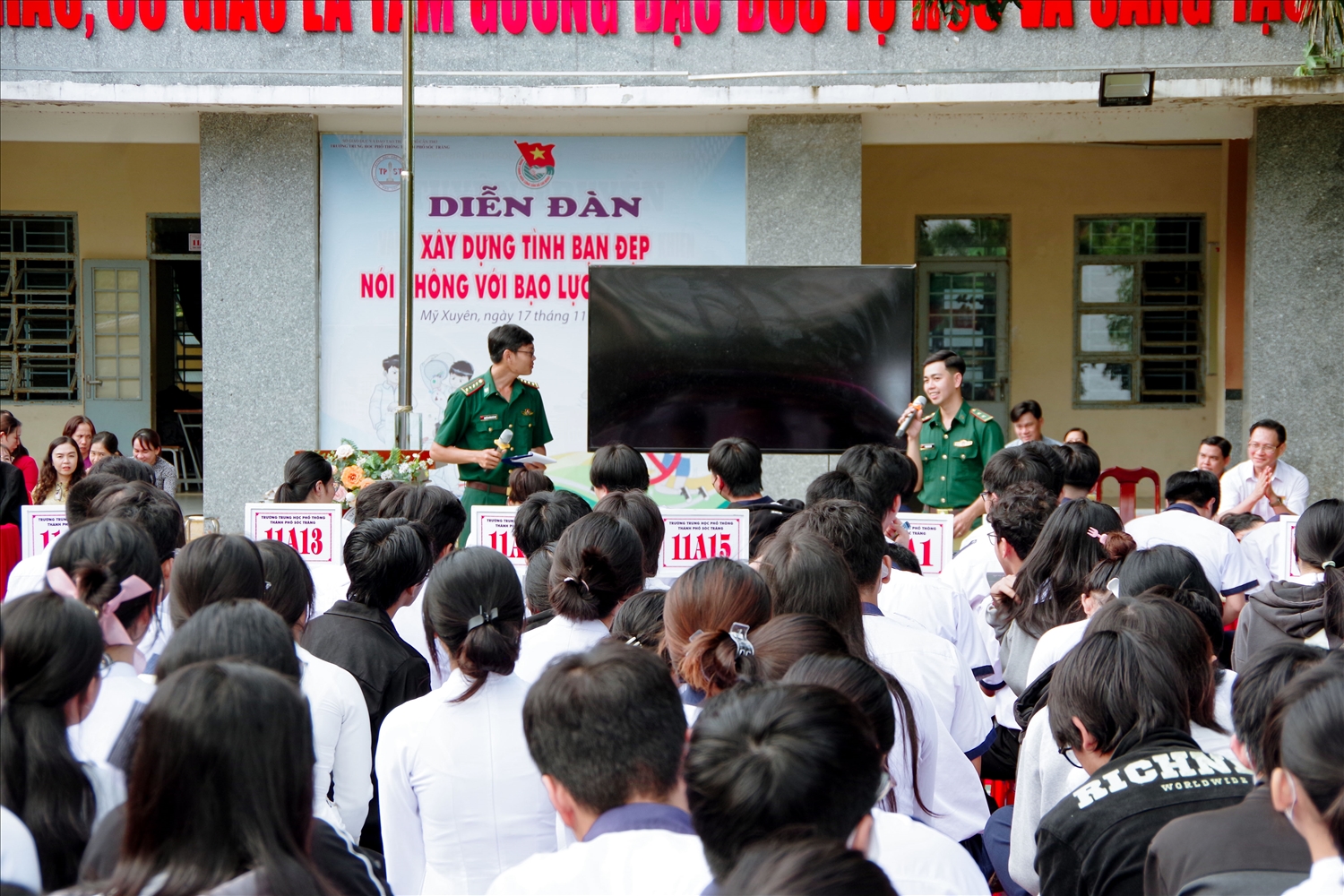 Đông đảo các em học sinh tham gia cuộc thi tìm hiểu lịch sử Quân đội ở vùng biên giới biển Cần Thơ 
