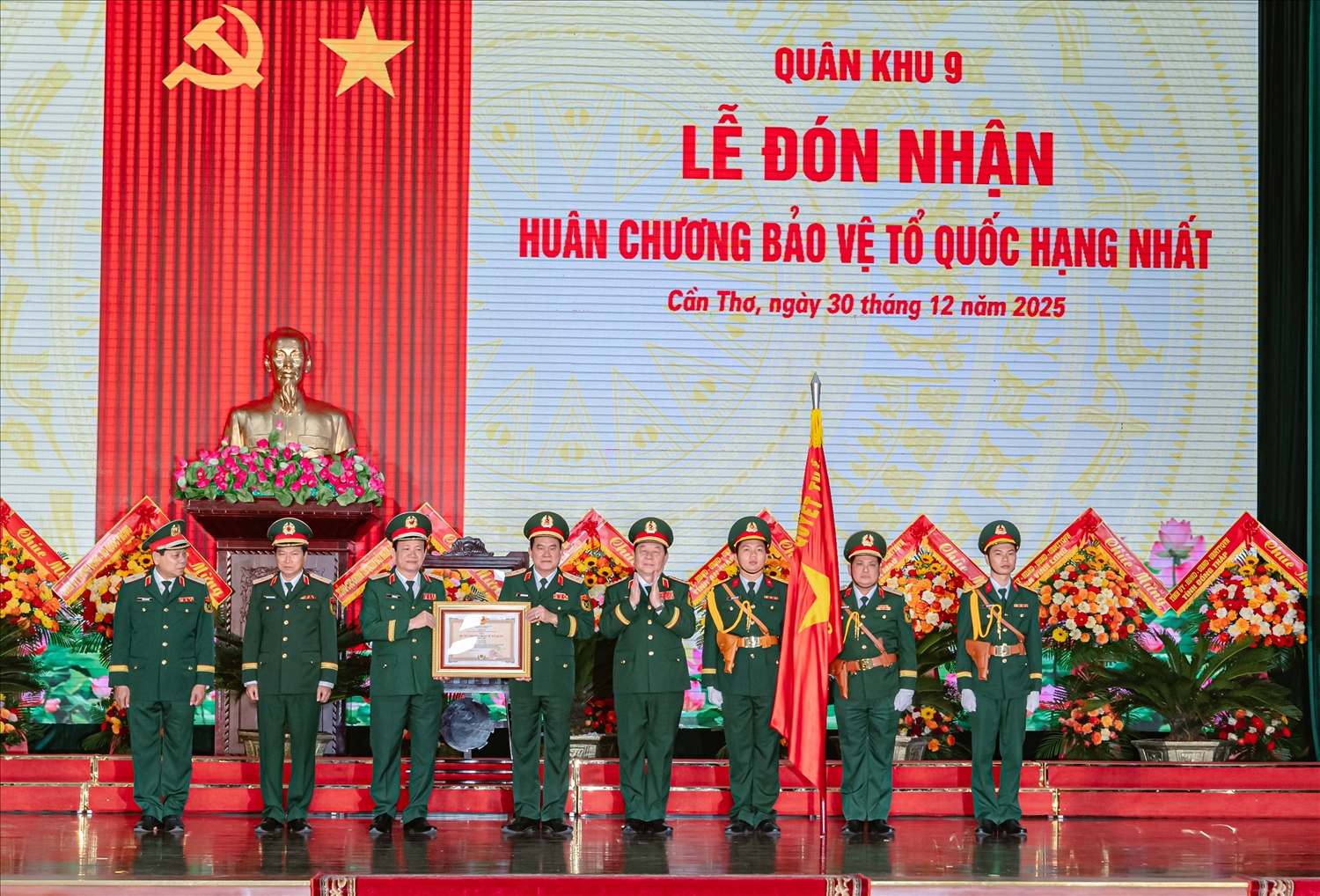 Đại tướng Nguyễn Trọng Nghĩa trao Huân chương Bảo vệ Tổ quốc hạng Nhất đến Lực lượng vũ trang Quân khu 9. Ảnh: Lính Quân khu 9