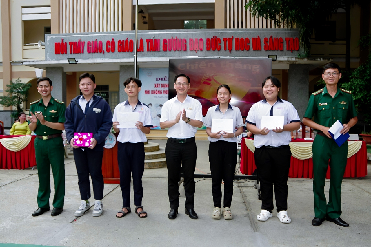 Ban tổ chức trao giải cho các em học sinh đạt giải cao tại cuộc thi 