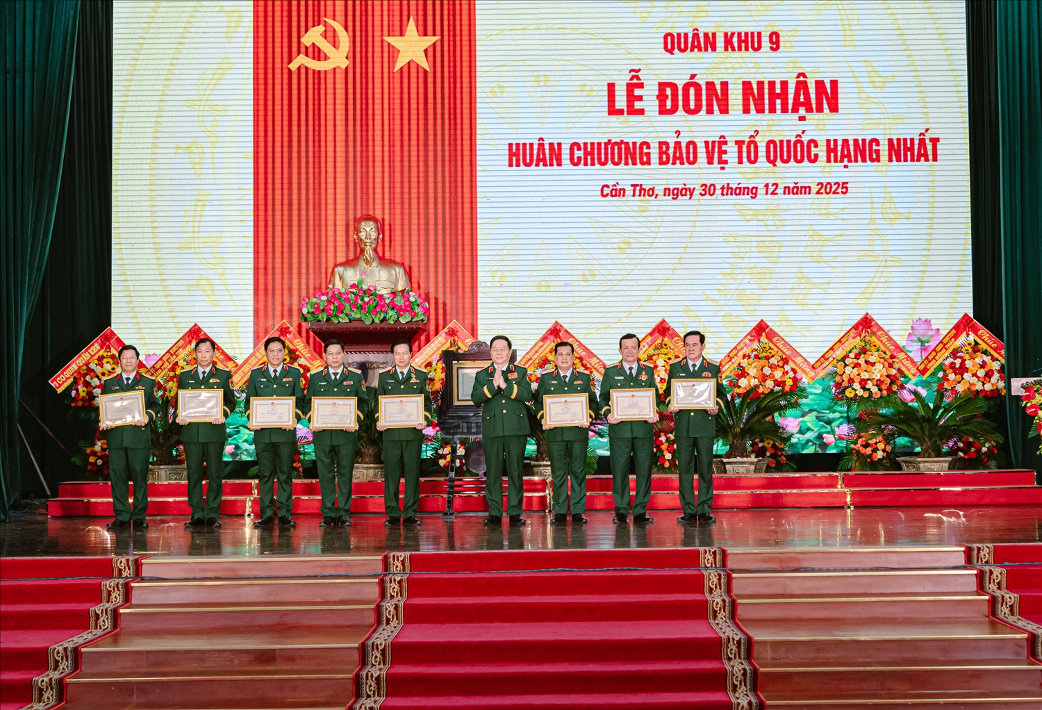 Đại tướng Nguyễn Trọng Nghĩa trao Bằng khen thưởng của Thủ tướng Chính phủ đến Thiếu tướng Chiêm Thống Nhất, Phó tư lệnh; Thiếu tướng Huỳnh Văn Ngon, Phó chính ủy; Thiếu tướng Nguyễn Văn Tiền, Phó tư lệnh Quân khu 9; Thiếu tướng Quách Văn Nhỏ, Phó tư lệnh Quân khu 9 vì đã có nhiều thành tích đột xuất trong công tác huấn luyện, sẵn sàng chiến đấu, góp phần vào sự nghiệp xây dựng Quân đội, củng cố quốc và bảo vệ Tổ quốc. Ảnh: Lính Quân khu 9