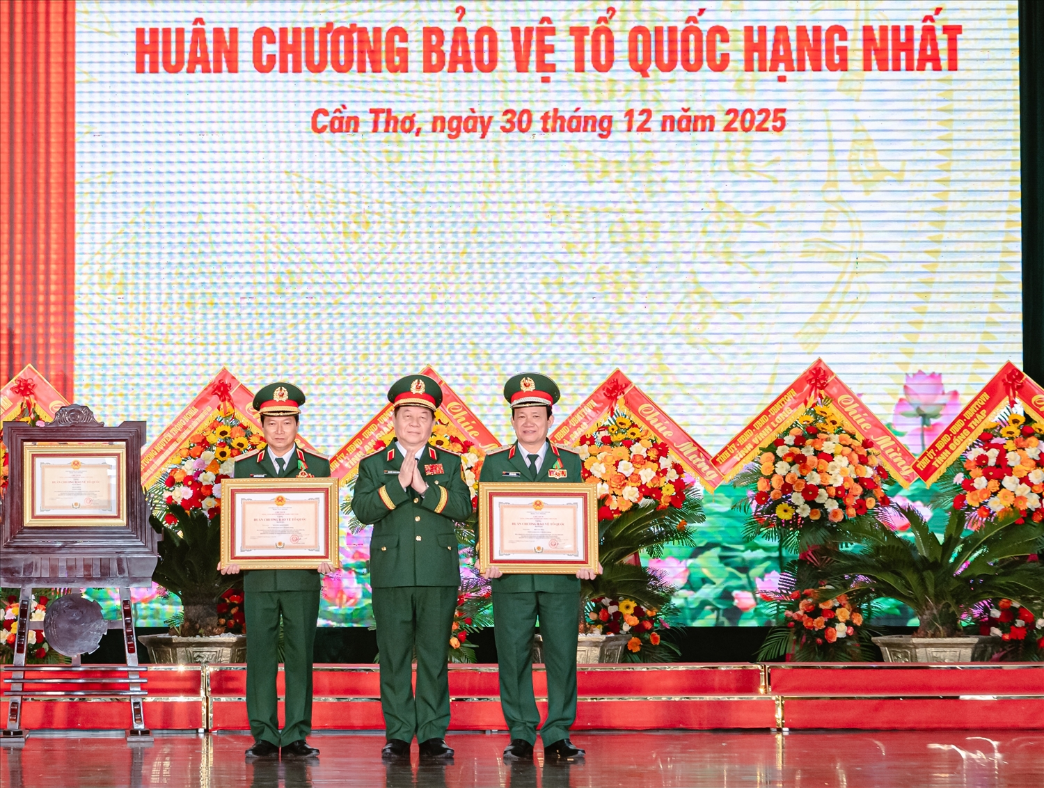 Đại tướng Nguyễn Trọng Nghĩa, Chủ nhiệm Tổng Cục Chính trị trao thưởng Huân chương Bảo vệ Tổ quốc hạng Ba đến Trung tướng Hồ Văn Thái, Chính ủy Quân khu 9 và Thiếu tướng Nguyễn Minh Triều, Phó tư lệnh Quân khu 9 vì “Đã có thành tích xuất sắc đột xuất trong công tác huấn luyện, sẵn sàng chiến đấu, xây dựng lực lượng Quân đội nhân dân, củng cố quốc phòng, góp phần vào sự nghiệp xây dựng chủ nghĩa xã hội và bảo vệ Tổ quốc.Ảnh: Lính Quân khu 9
