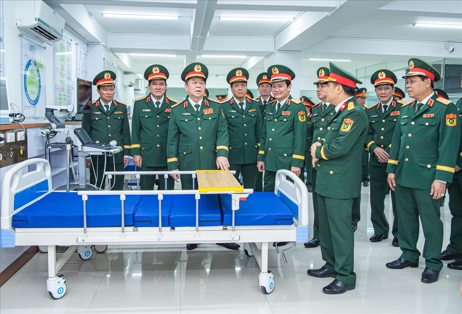 Đại tướng Nguyễn Trọng Nghĩa cùng lãnh đạo Bộ tư lệnh Quân khu 9 tham quan Trung tâm lọc máu Bệnh viện Quân y 121 vừa được khánh thành 