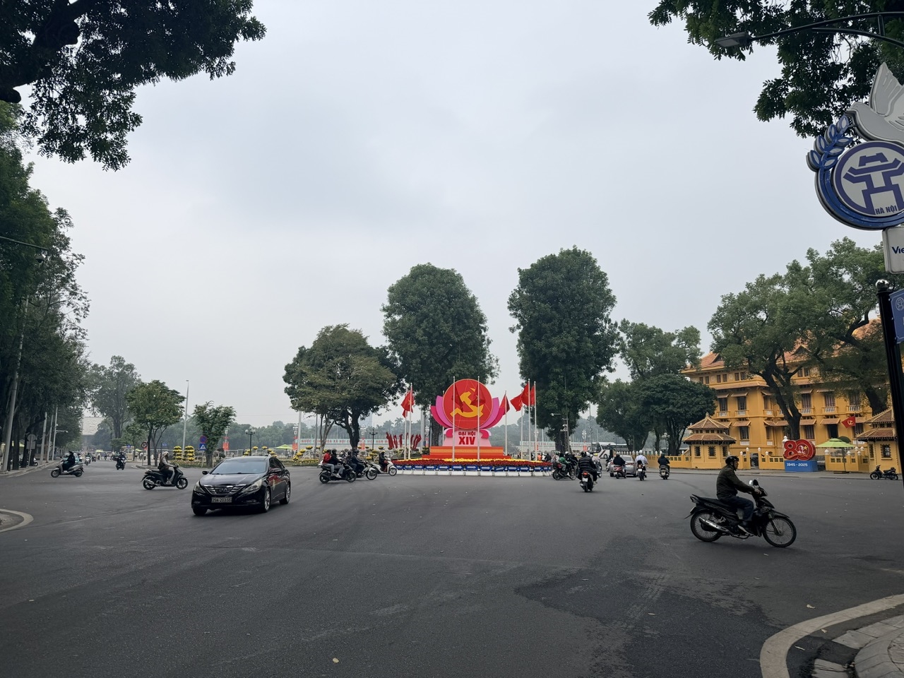 Tại nút giao Điện Biên Phủ - Độc Lập - Chu Văn An, các cụm trang trí với biểu tượng búa liềm của cờ Đảng và cờ Tổ quốc được bố trí hài hòa, trang trọng.