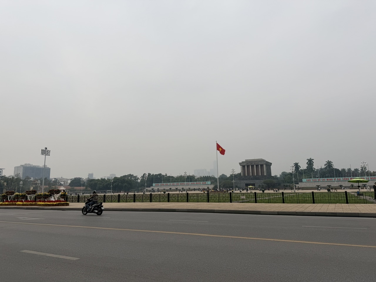 Quảng trường Lăng Chủ tịch Hồ Chí Minh uy nghi trong sương sớm