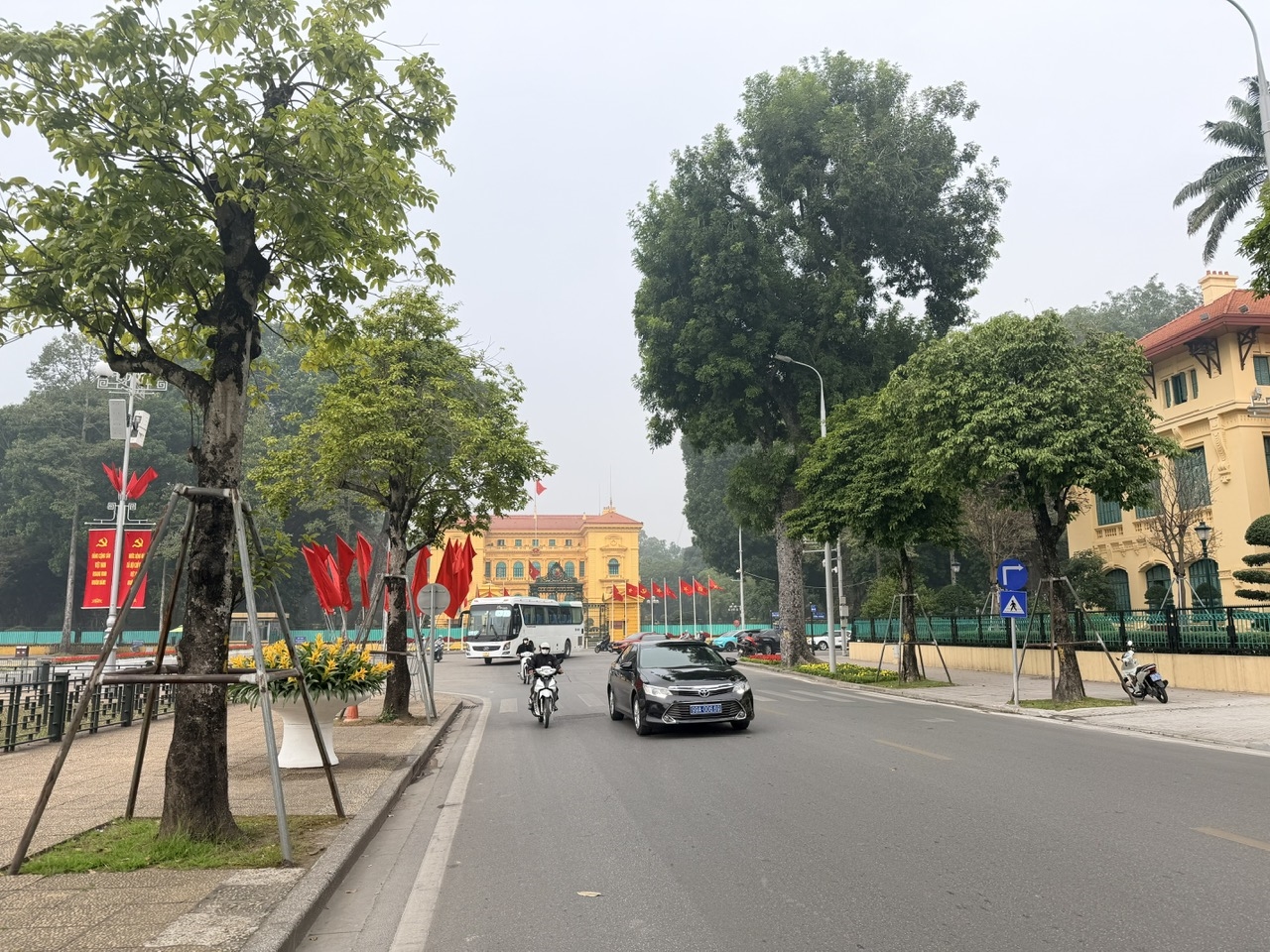 Khu vực trước Phủ Chủ tịch được trang hoàng rực rỡ với cờ Đảng, cờ Tổ quốc