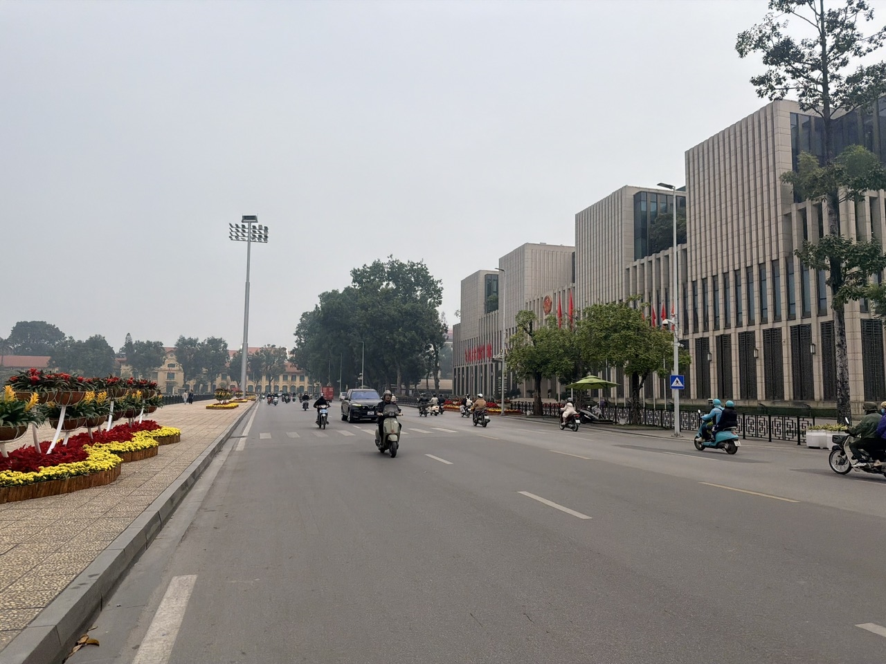 Tòa Nhà Quốc hội, phía trước Quảng trường Lăng Chủ tịch Hồ Chí Minh rực rỡ cờ hoa