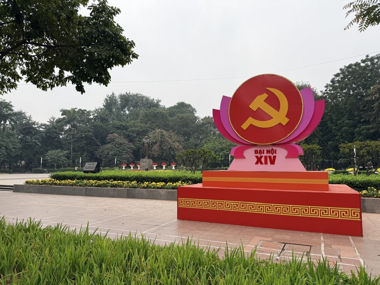 Cờ Đảng được đặt trang trọng phía trước Tượng đài Lê nin