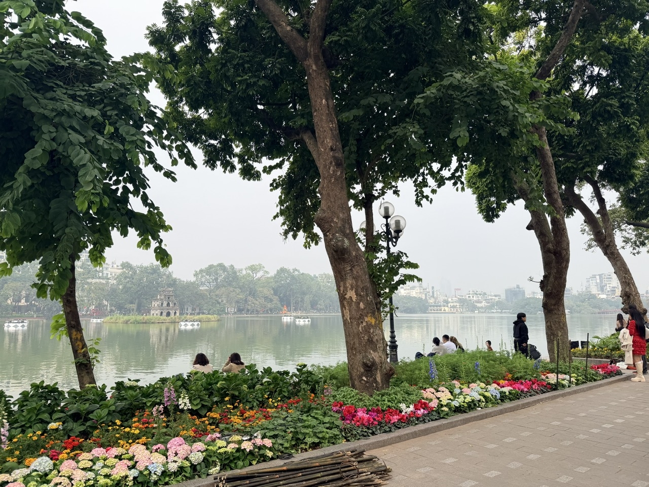  Đường hoa bên Hồ Hoàn Kiếm