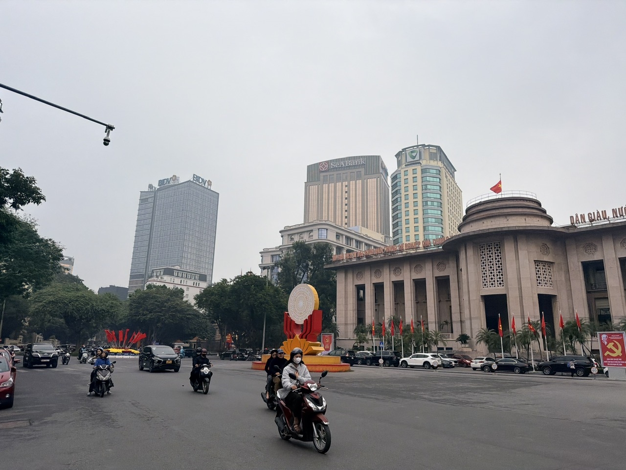 Quảng trường phía trước Ngân hàng Nhà nước Việt Nam