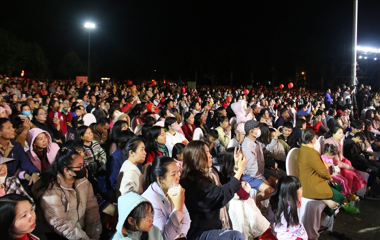 Đông đảo Nhân dân ở các xã khu vực phía Tây tỉnh Quảng Ngãi tập trung về Quảng trường 16/3, phường Kon Tum để theo dõi chương trình nghệ thuật. (Ảnh: N.C)