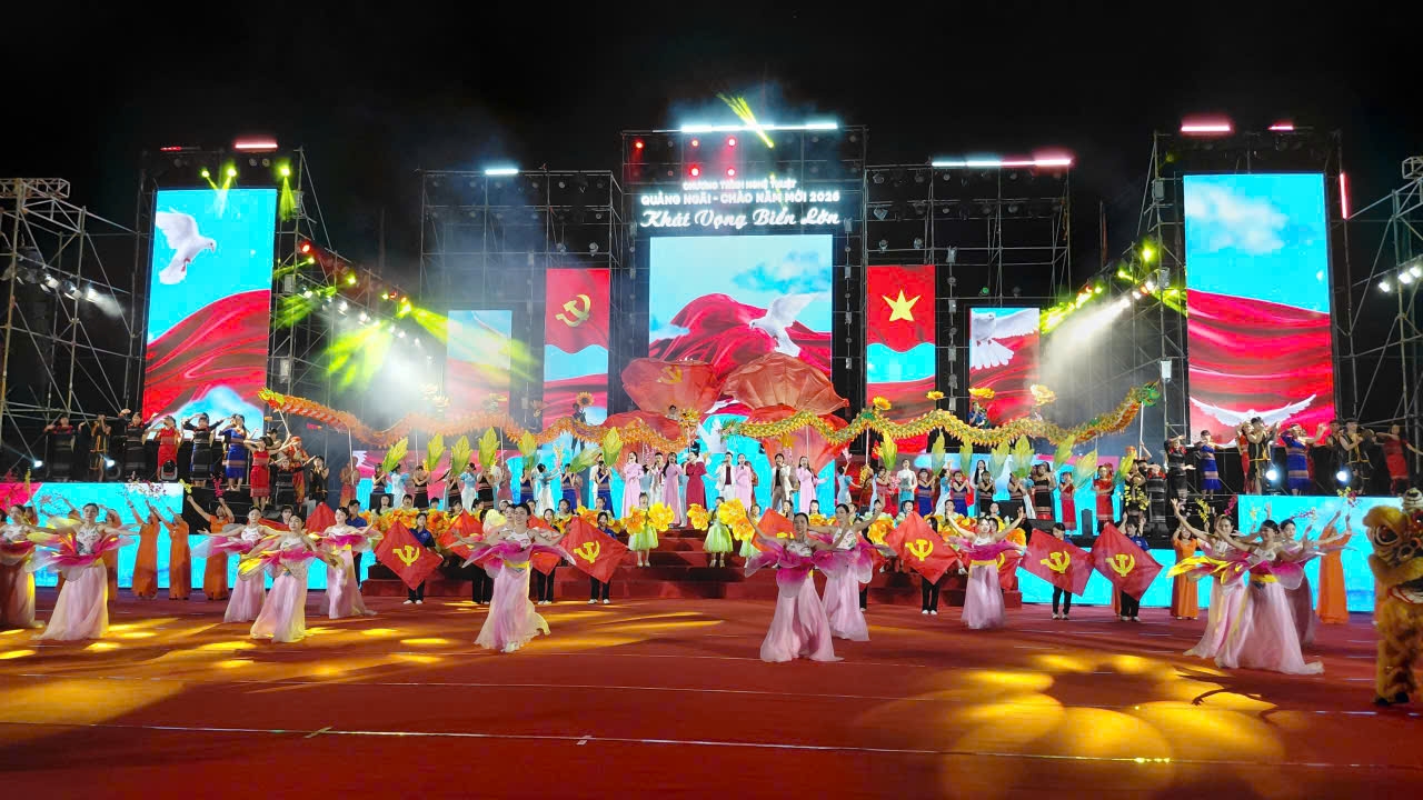 Chương trình nghệ thuật với chủ đề “Khát vọng biển lớn” diễn ra tại tại Quảng trường đường Phạm Văn Đồng, phường Cẩm Thành. (Ảnh: N.C)