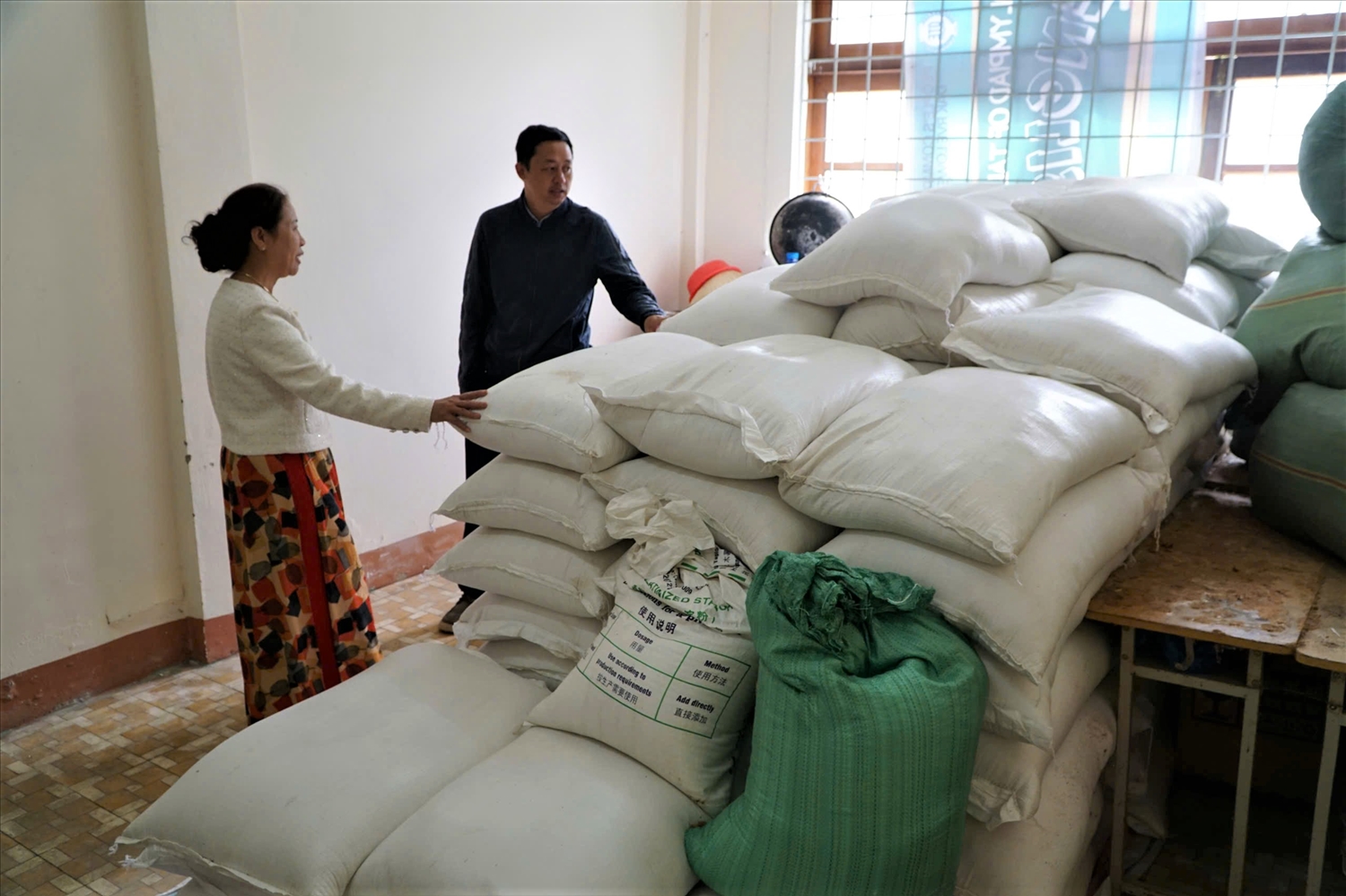 4,2 tấn gạo đã được đưa về Trường THCS Đăk Rve nhưng chưa thể cấp cho 56 học sinh thôn Kon Brăp Ju vì vướng mắc tại Phụ lục 01, Quyết định 29 của UBND tỉnh Quảng Ngãi. (Ảnh: Ngọc Chí)