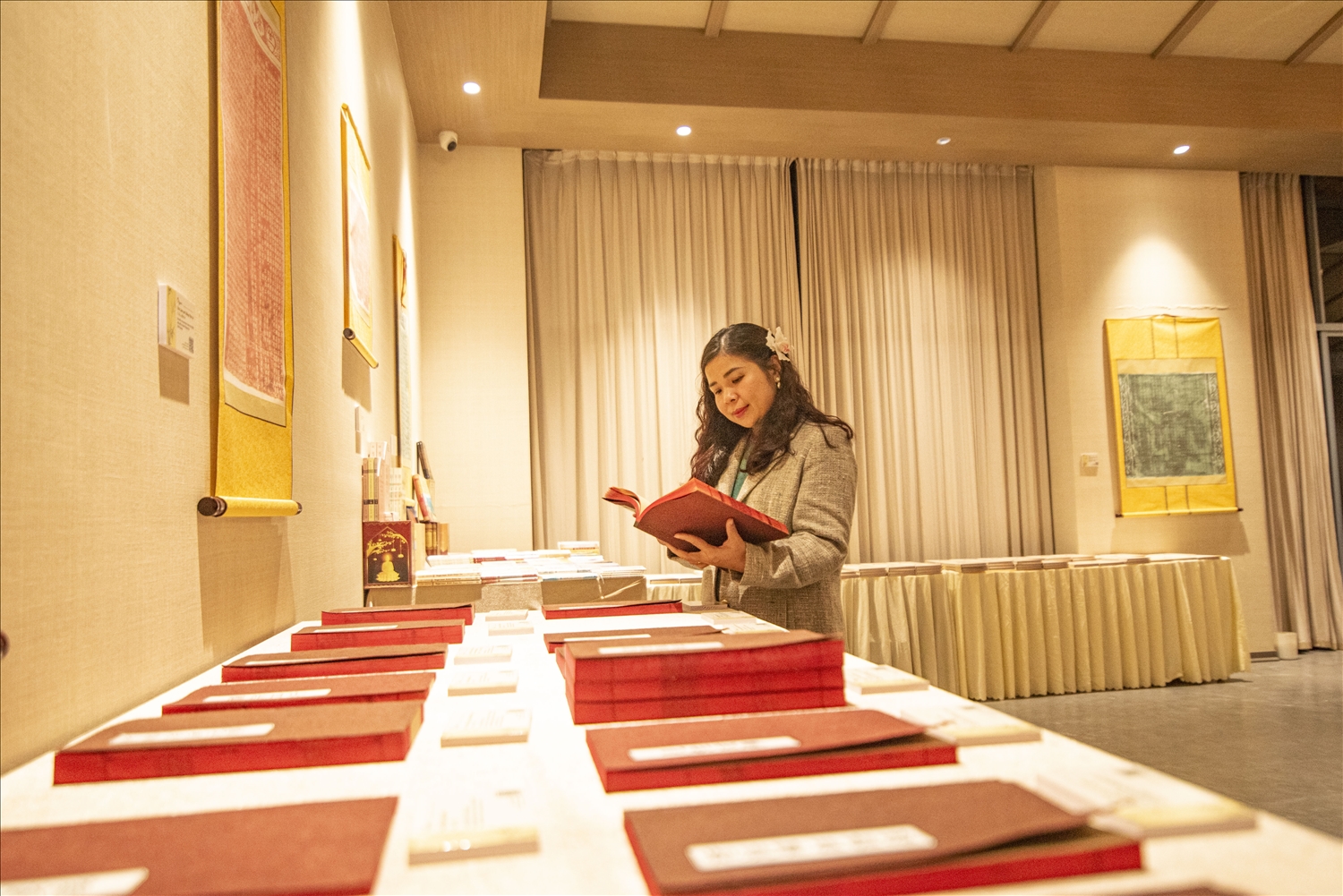 Bà Nguyễn Thị Quỳnh Ngọc Phó Viện trưởng viện kỉ lục Việt Nam. Tổng thư kí tổ chức kỉ lục Việt Nam (VietKings) phát biểu và thăm quan phòng trưng bày