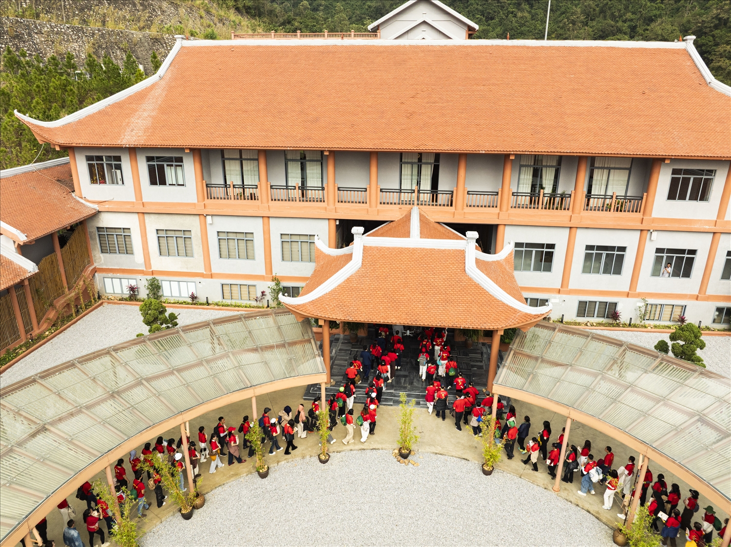 Đoàn phật tử từ khắp mọi miền về dâng hương