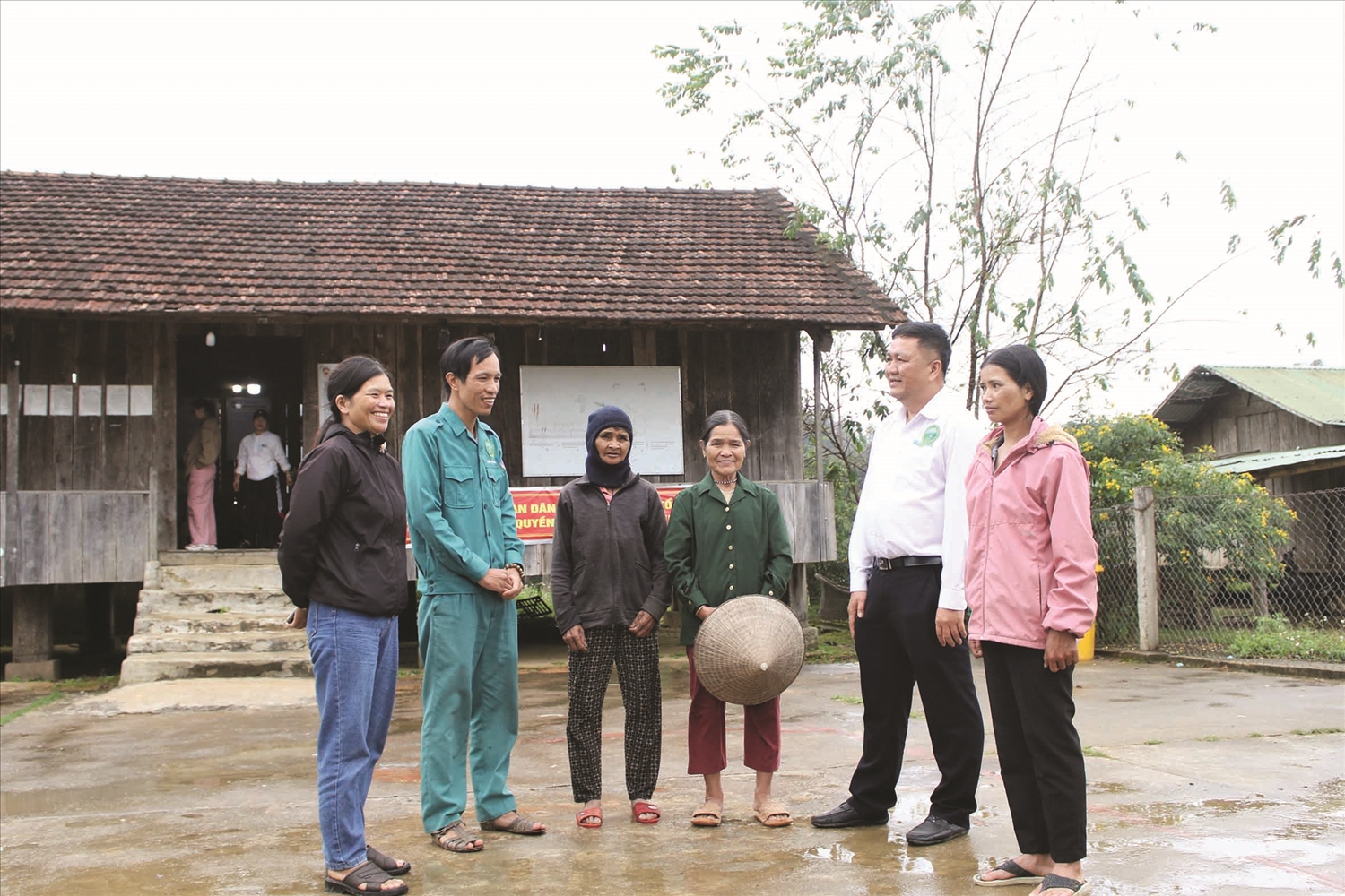 Lãnh đạo Công ty TNHH MTV Lâm nghiệp Kon Plông trao đổi với những hộ dân thôn Kon Plông tham gia quản lý, bảo vệ rừng giao khoán