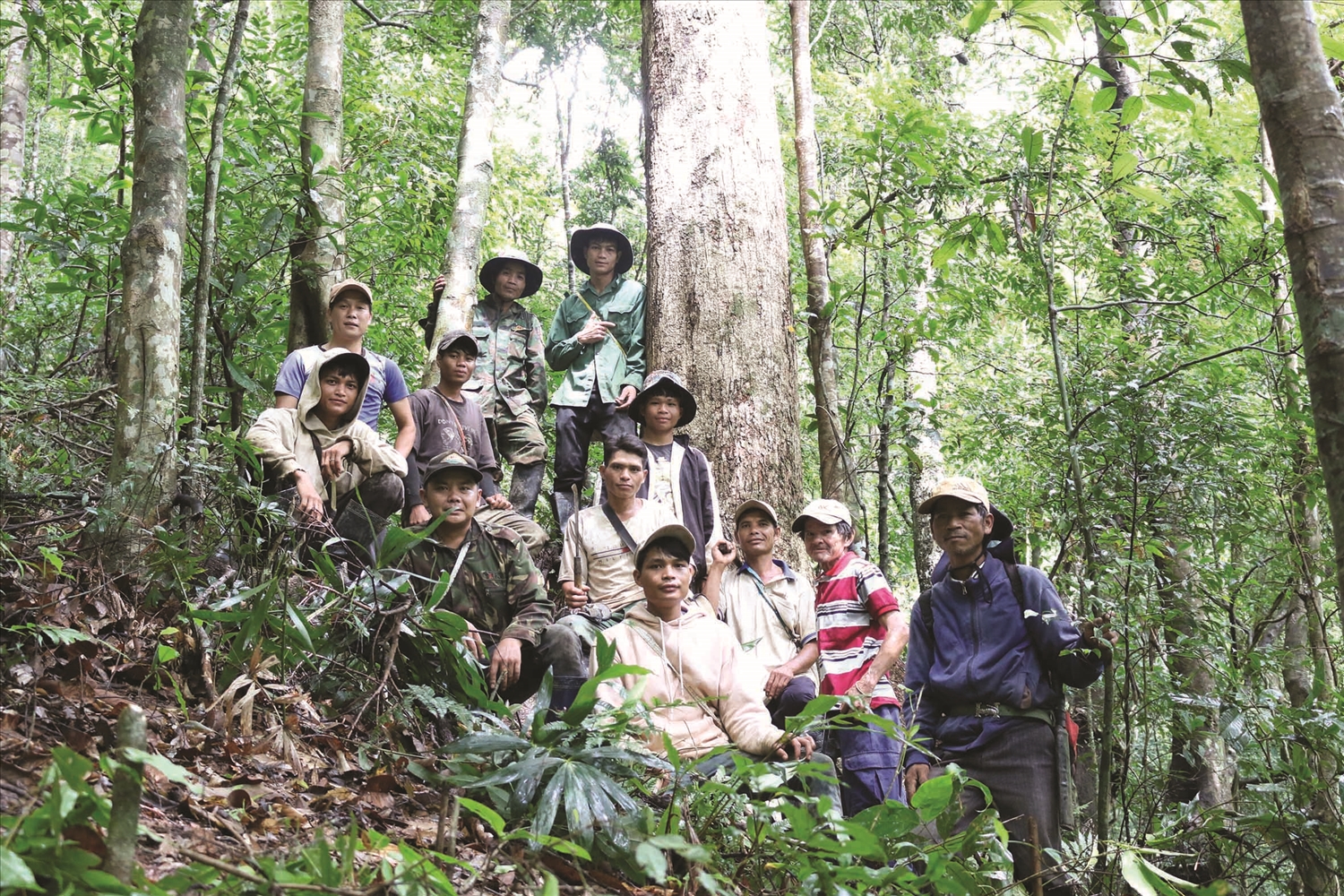 Cộng đồng thôn Ty Tu, xã Tu Mơ Rông tuần tra bảo vệ diện tích rừng được giao khoán