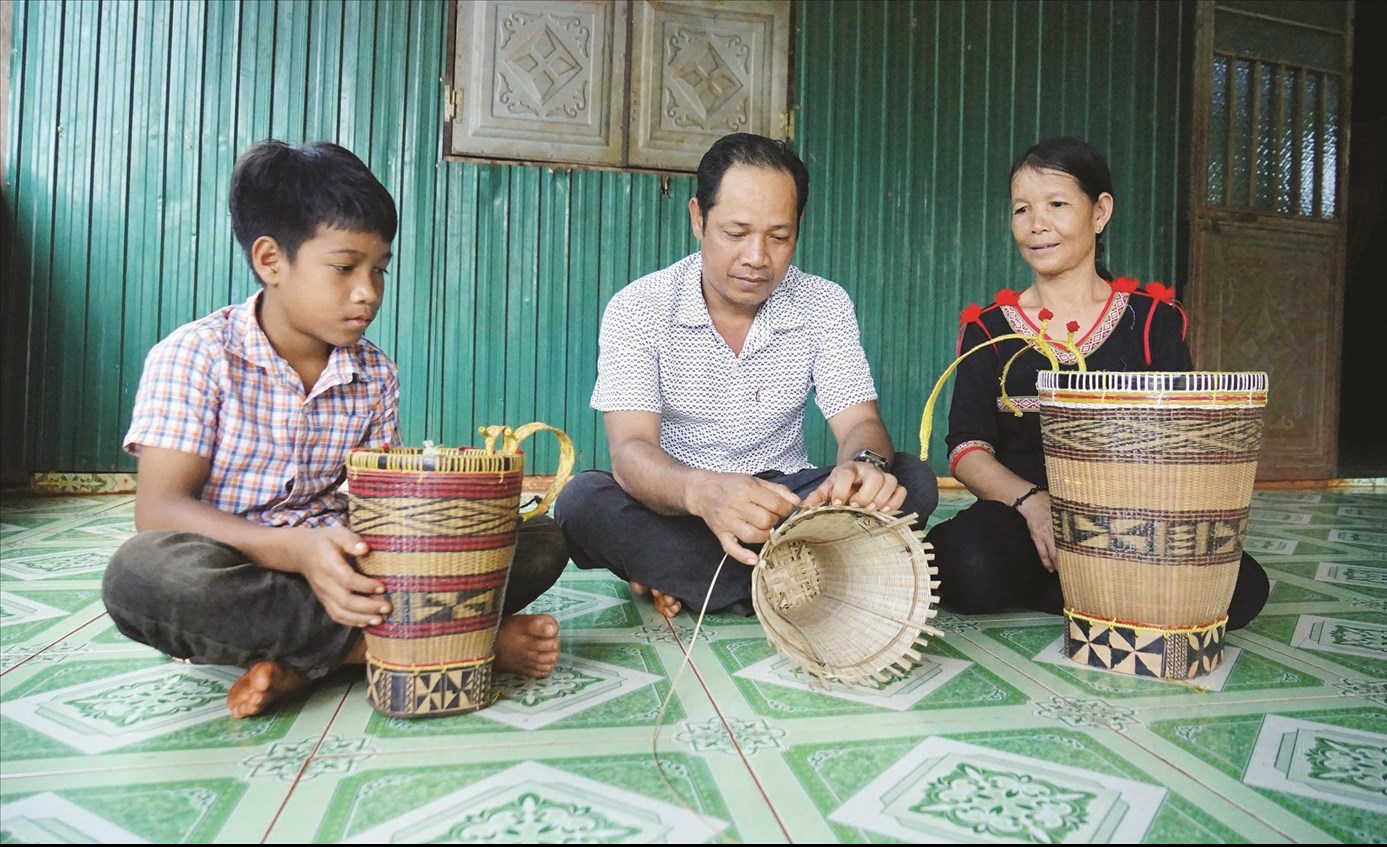 Vượt dòng Pô Cô để trao lời “hẹn ước trăm năm”, anh Siu Lăn ở xã Sê San, huyện Oyadav, Vương quốc Campuchia đã quyết tâm được làm chồng cô gái Gia Rai Ksor Ven ở xã Ia O, tỉnh Gia Lai