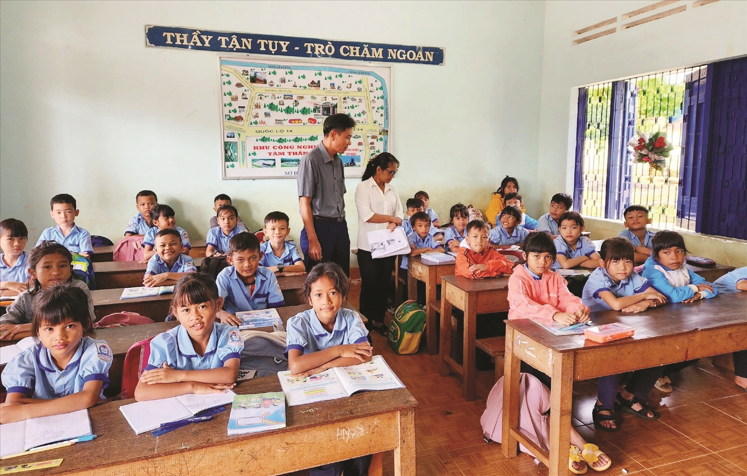 Dù còn nhiều khó khăn, nhưng các thầy, cô giáo vẫn kiên trì dạy tiếng Ê Đê cho học trò