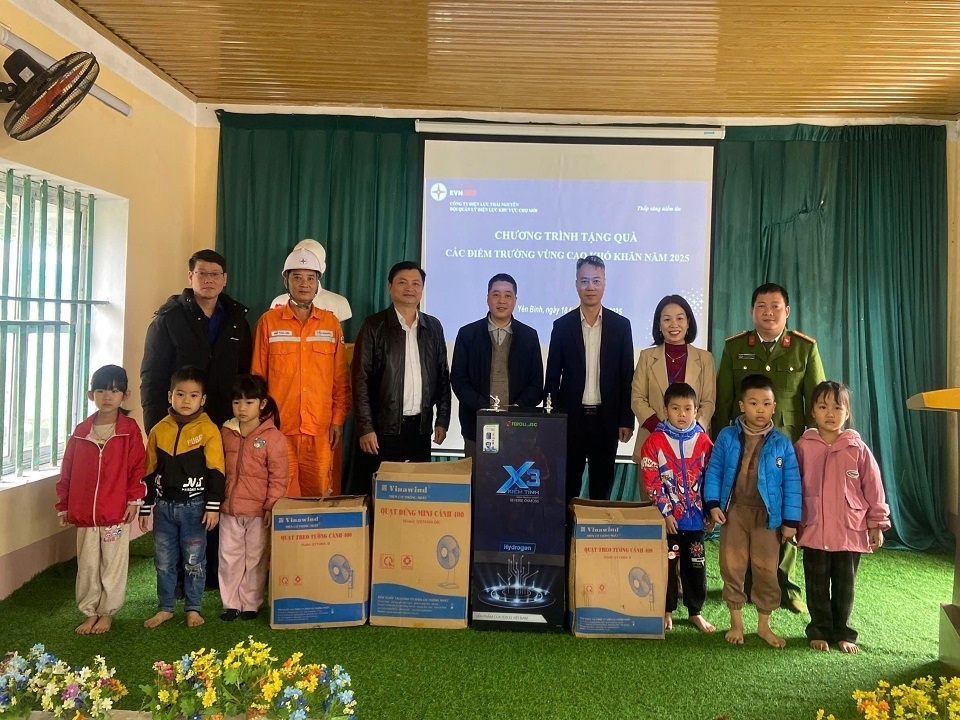 Đội Quản lý điện lực khu vực Chợ Mới trao tặng quạt cho Trường Mầm non trên địa bàn